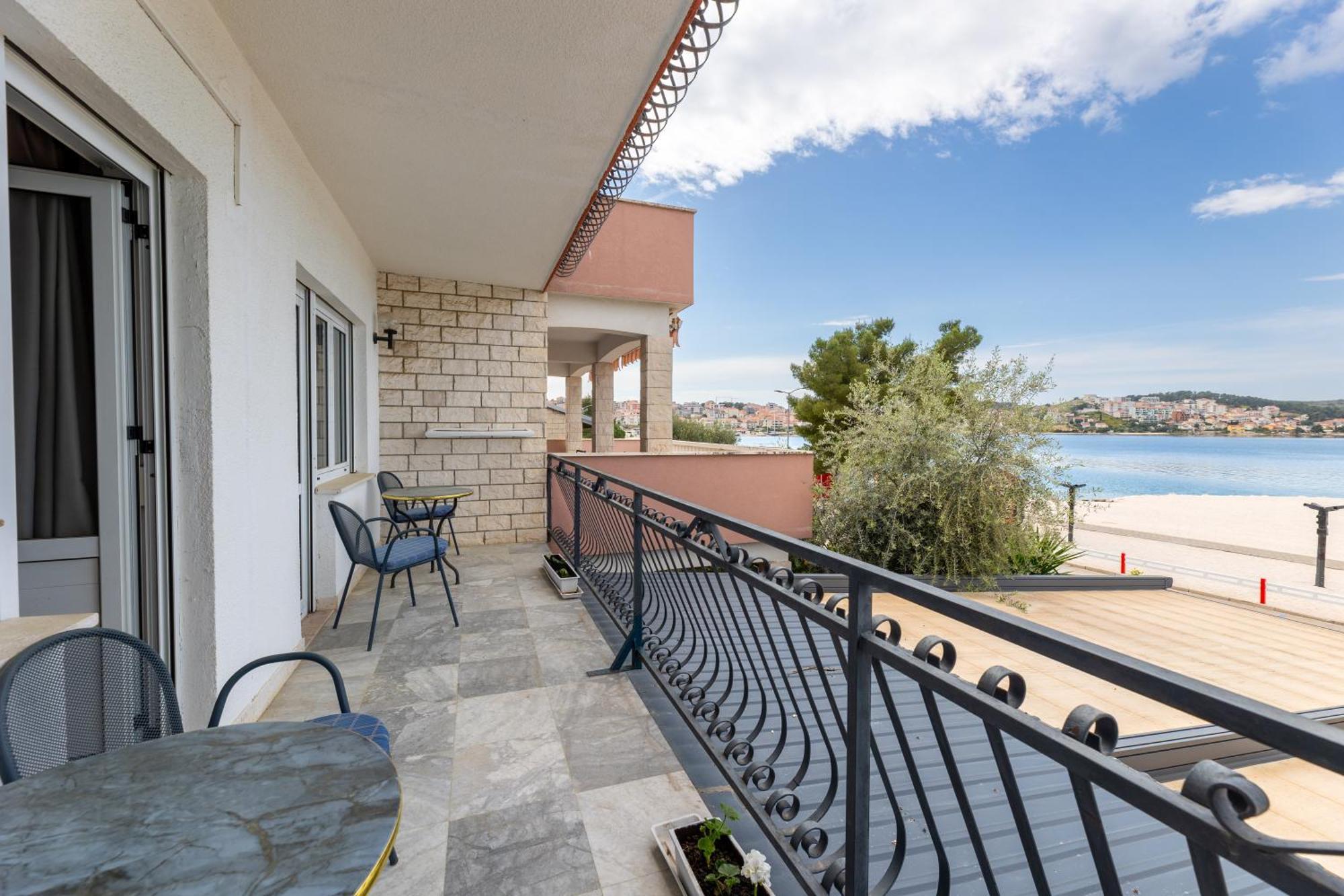 Villa Okruk-10 Meters Away From The Beach オクルグ・ゴルニ エクステリア 写真